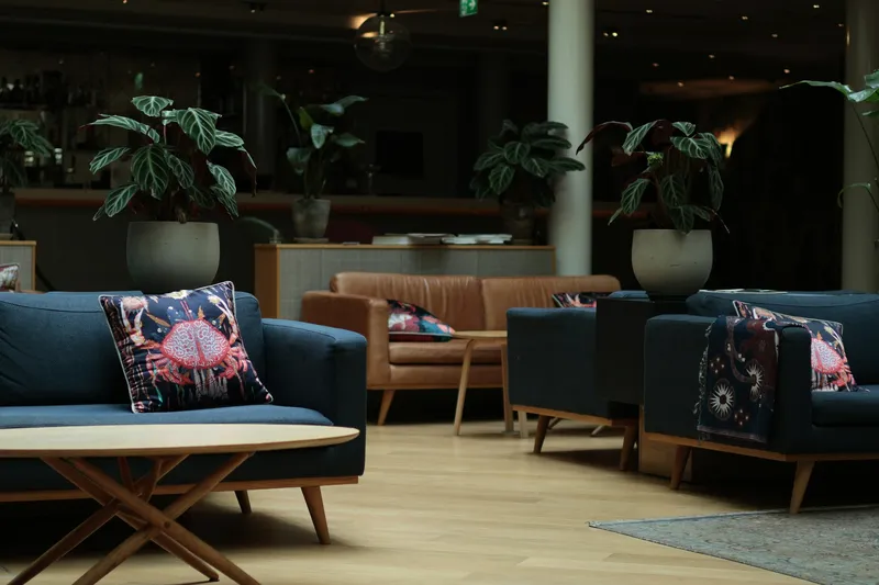 Lobby de hotel moderno com mobiliário de lounge