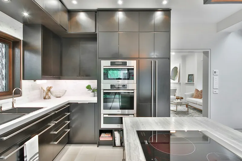 Cozinha moderna com bancada de mármore e eletrodomésticos de inox