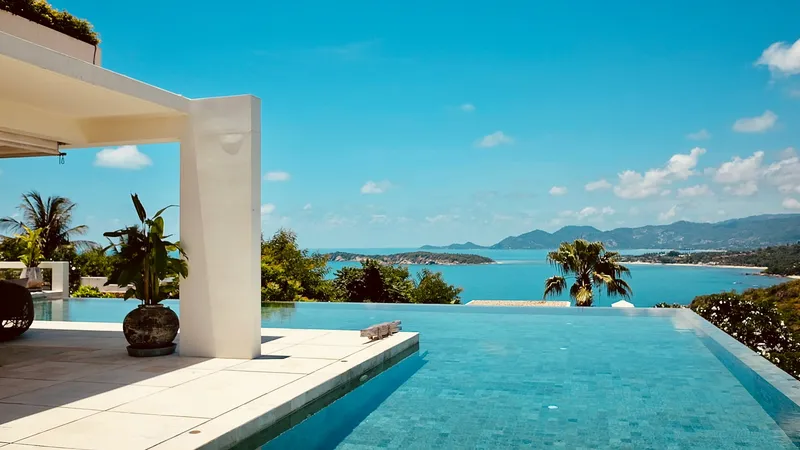 Piscina de borda infinita com vista para uma baía